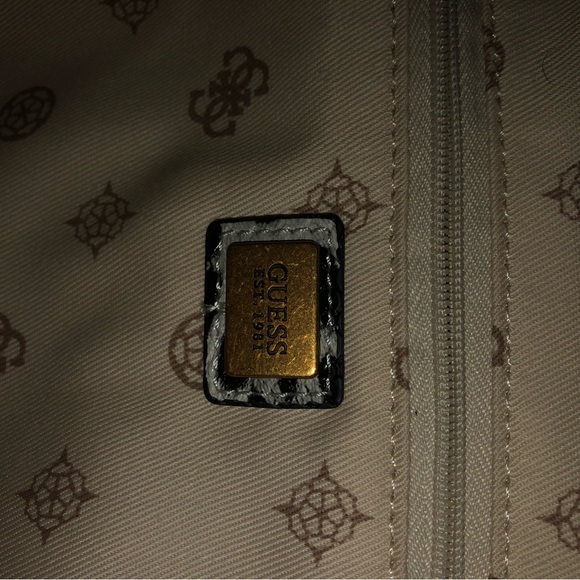 Guess Crossbody - Picture 9 of 12